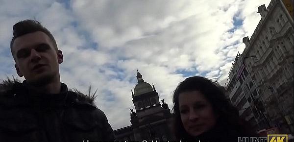  HUNT4K. Hunter trifft ein nettes Mädchen in Prag und fickt sie gegen Bargeld